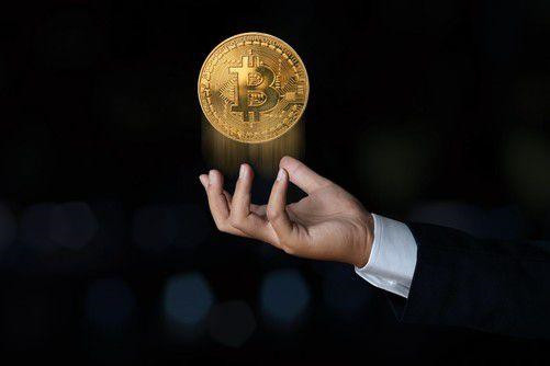 为什么比特币现在每个值30万元？